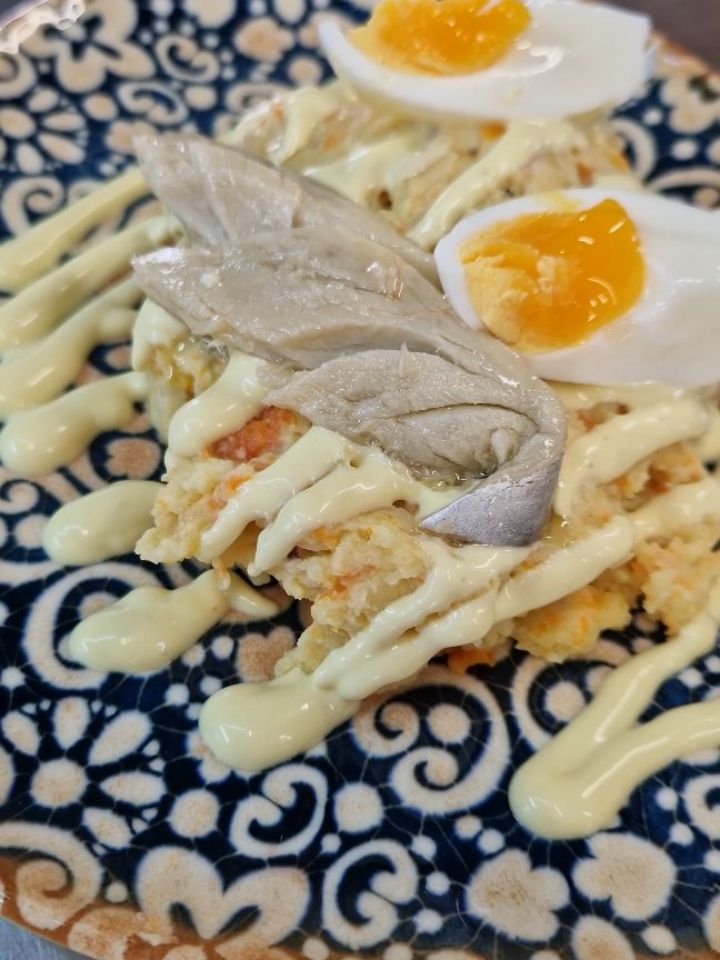 Vermut y ensaladilla siempre es un buen plan.👌 ¿Quién se une? Nuestra ensaladilla con caballa ahumada es un plato fresco, jugoso y perfecto para compartir. Vermouth and Spanish potato salad is always a good idea. 👌 Who’s joining? Our Spanish potato salad with smoked mackerel is fresh, creamy and perfect for sharing. #chiringuitoMarbella #chiringuito #Cabopino #ensaladilla #Marbella Chiringuitos Marbella Comer en Mijas Chiringuito senda litoral Mijas