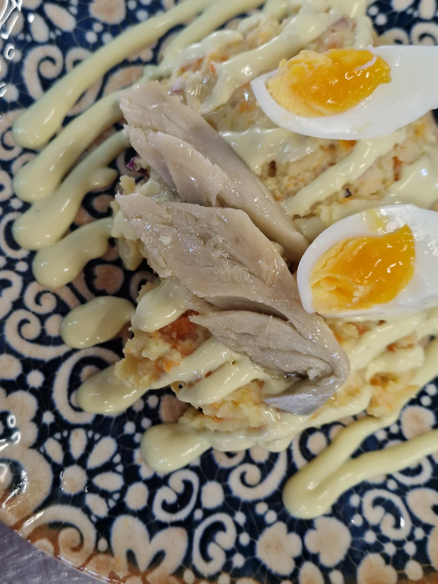 Vermut y ensaladilla siempre es un buen plan.👌 ¿Quién se une? Nuestra ensaladilla con caballa ahumada es un plato fresco, jugoso y perfecto para compartir. Vermouth and Spanish potato salad is always a good idea. 👌 Who’s joining? Our Spanish potato salad with smoked mackerel is fresh, creamy and perfect for sharing. #chiringuitoMarbella #chiringuito #Cabopino #ensaladilla #Marbella Chiringuitos Marbella Comer en Mijas Chiringuito senda litoral Mijas