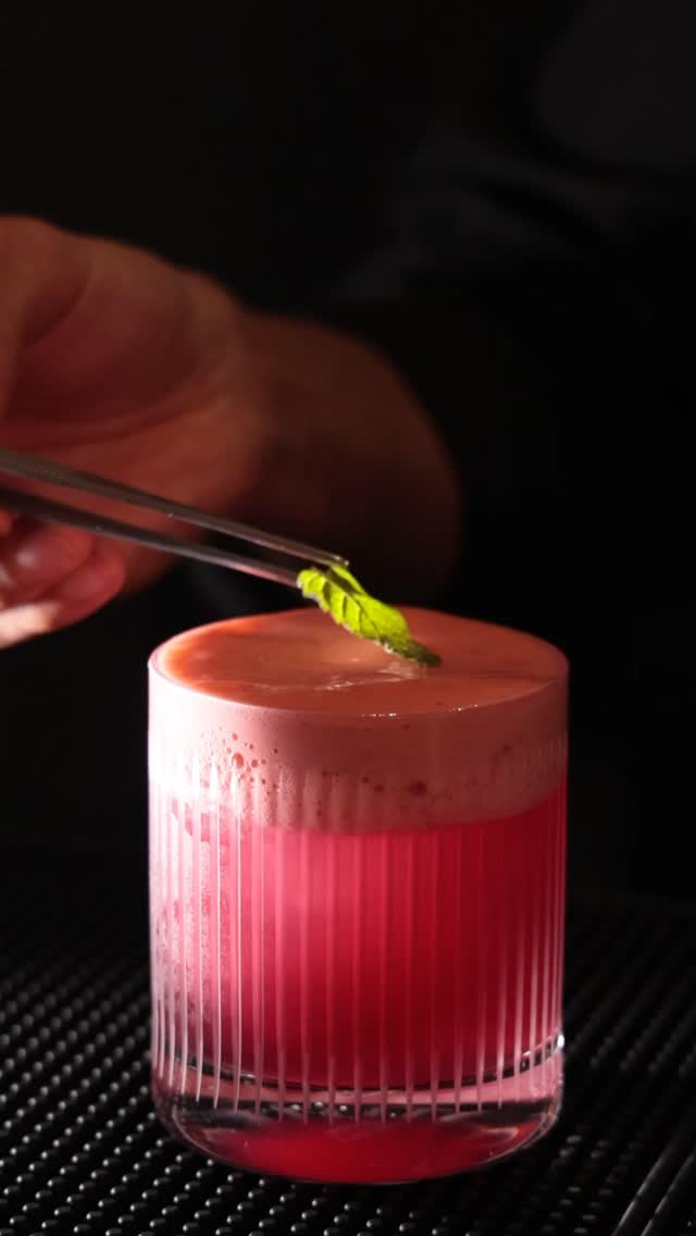 Entre el ritmo, las prisas y el movimiento constante… hay algo que nunca cambia: lo mucho que disfrutamos hacer esto. 🍸 Cada cóctel lleva pasión, precisión y toda la energía que se vive detrás de barra. Porque al final no solo servimos bebidas, creamos momentos. ✨