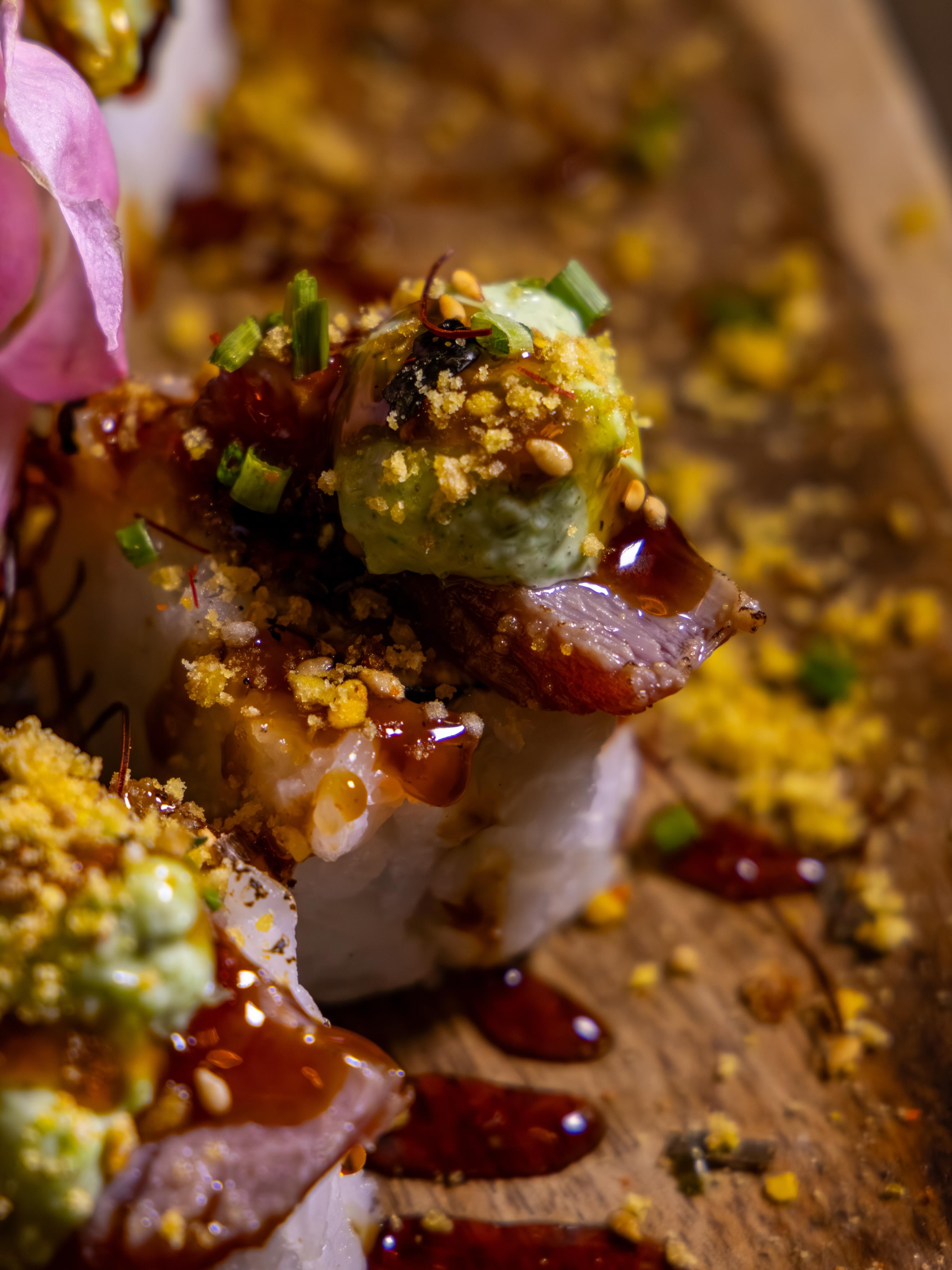 Del caos nace el equilibrio. Técnica, producto y sabor se encuentran en cada bocado de sushi 🍣 Bienvenido a una forma distinta de entenderlo.